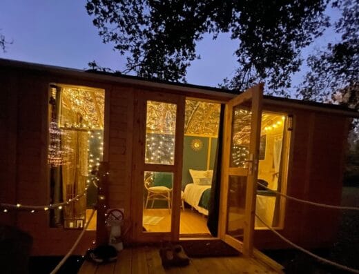 EDEN: logements insolites avec soins bien-être (jacuzzi, sauna , massages) et sylvothérapie avec coach respiration.
